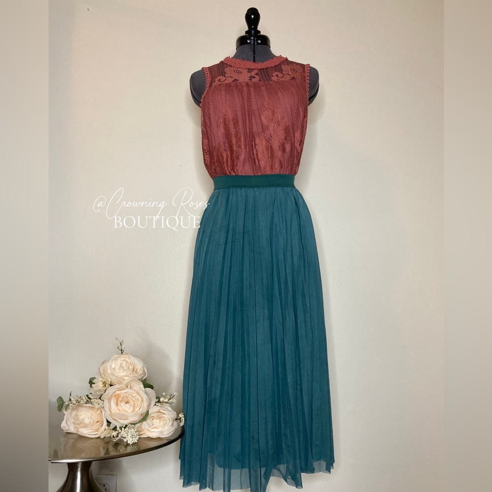 Small Taylor&Sage Sleeveless Mock Neck Paisley Pastel Maroon Floral Lace Blouse